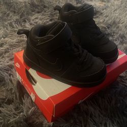 Toddler Size 7 Black Nikes