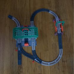 Thomas & Friends 2-in-1 Knapford Train Station Set with Track & Storage case