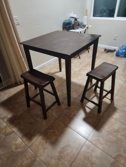 Dining table with 2 stools