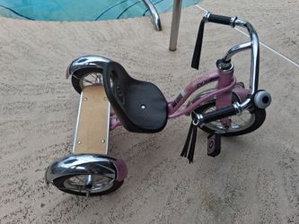 Tricycle vintage- style schwinn with chrome details.