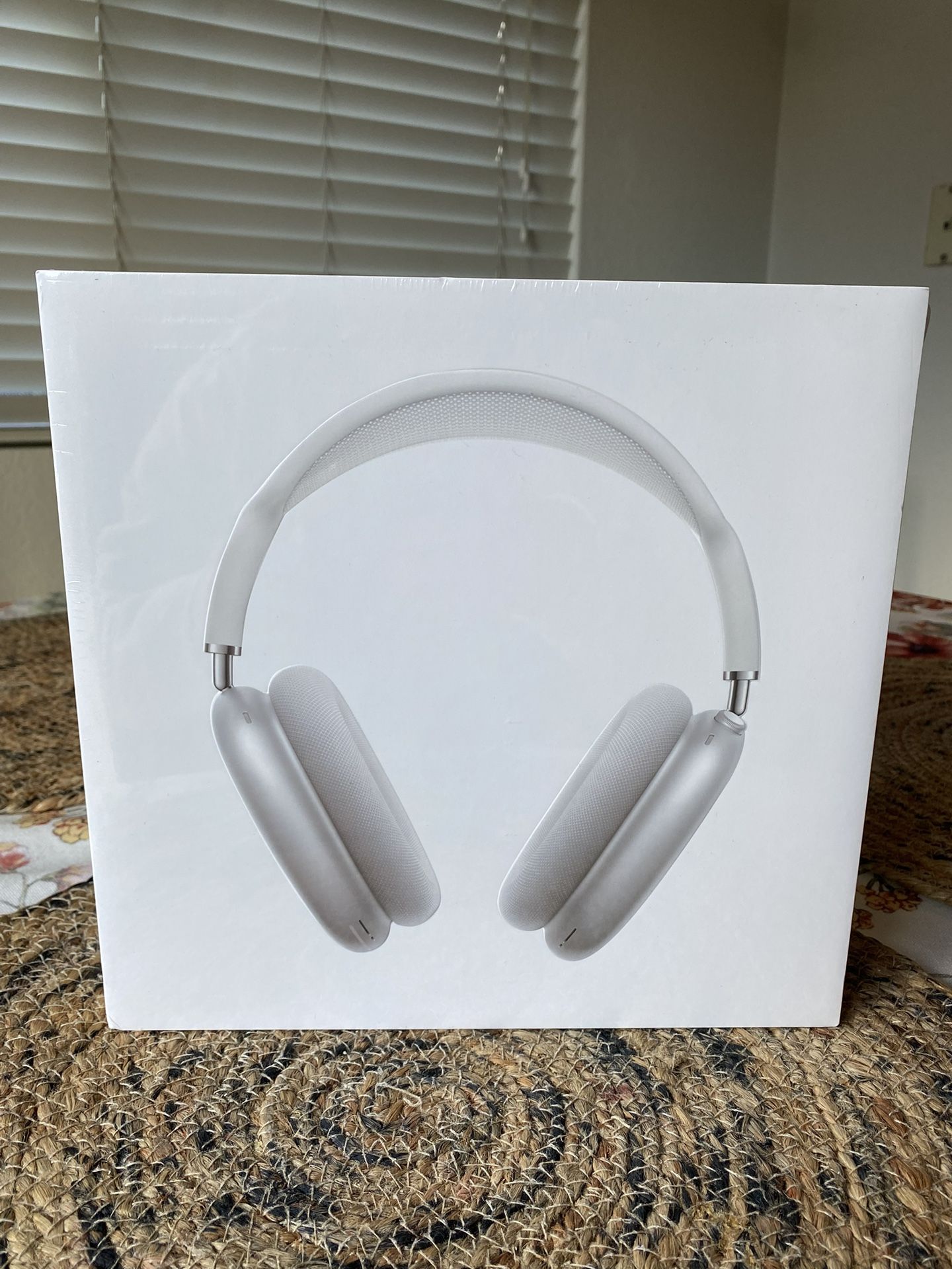 Apple AirPod maxes (White/Silver)