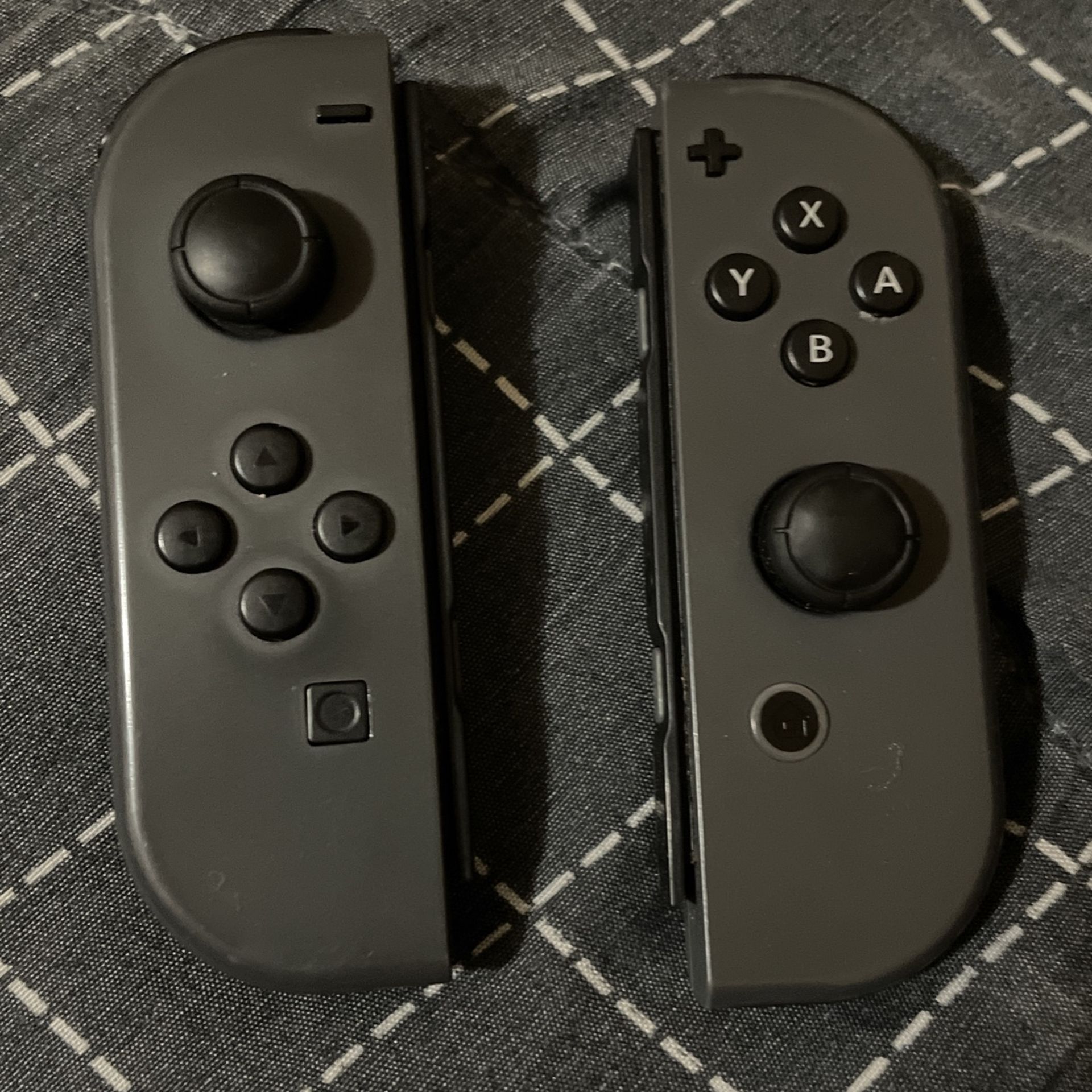 Nintendo Joycons With Broken Rails 