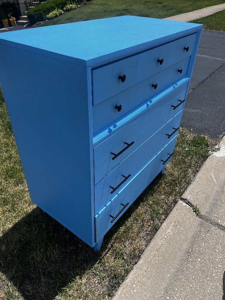 Free Dresser At Curb