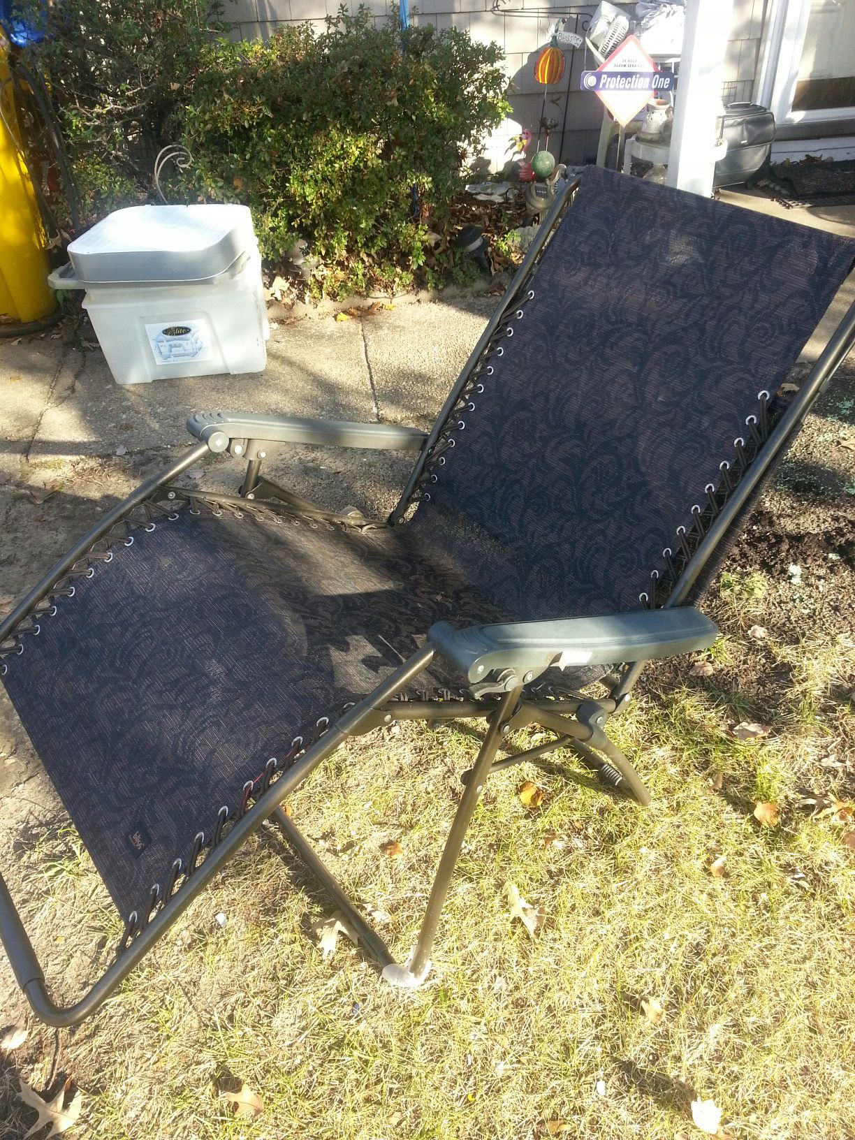 Selling 4 gravity chair great condition 25each