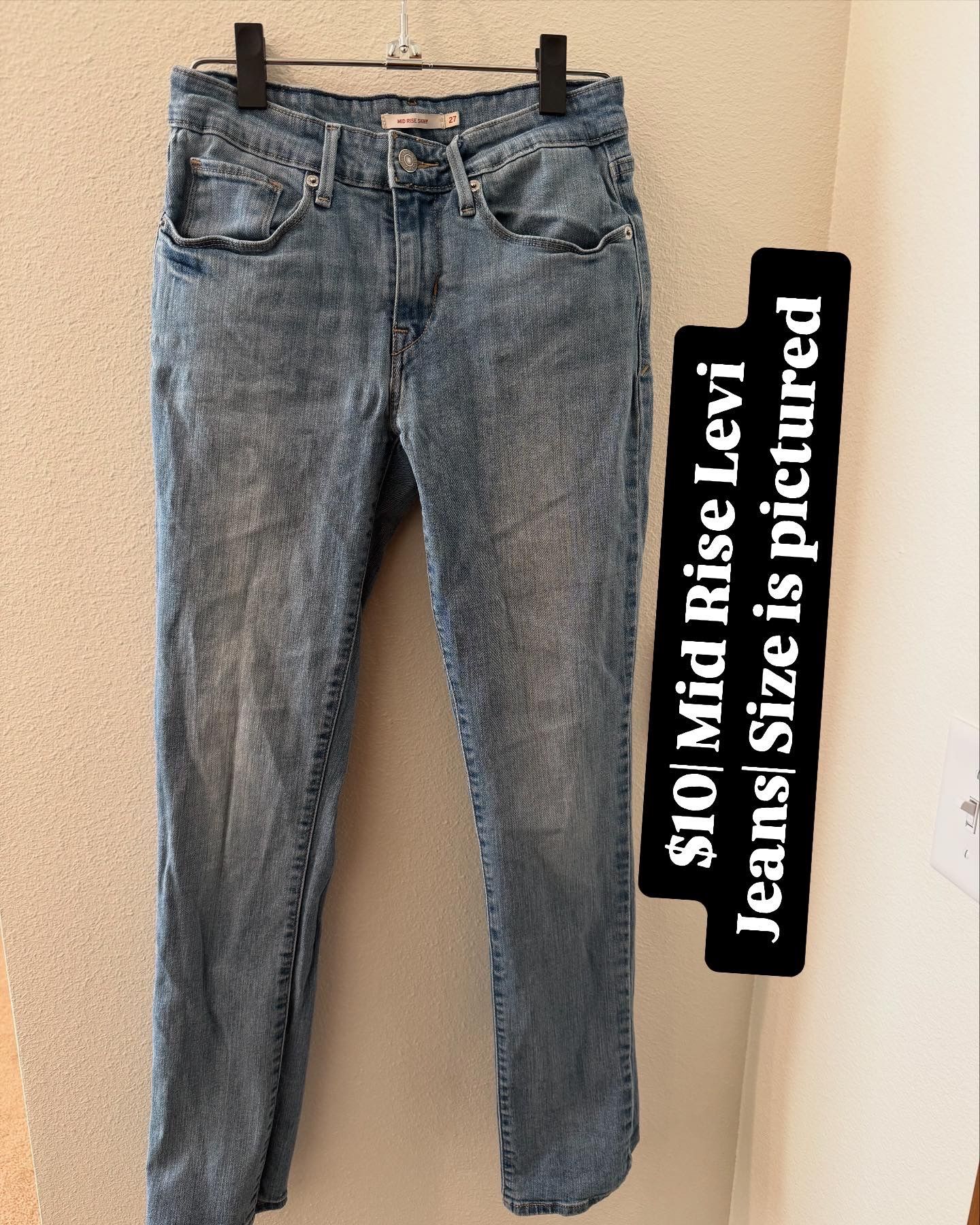 $10| Mid Rise Levi Jeans| Size is pictured
