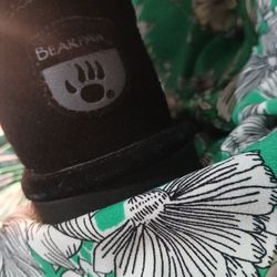 Nrand New Never Worn Pair Of Women's Shin Bear Claw Boots