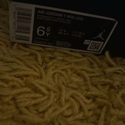 Graphic Tee & Air Jordan 1 Mid (gs)