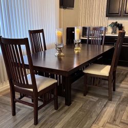 Dinning Room / Kitchen Table And 4 Chairs  Tommy bahama Style 