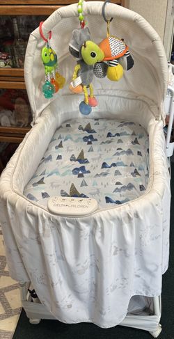 Delta Children Woodland Bassinet 