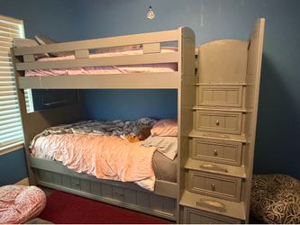 Twin over twin bunkbed
