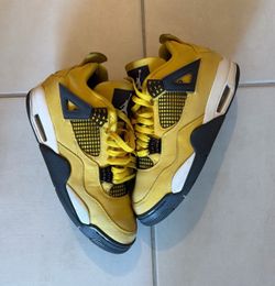 Jordan 4 lightning size 9.5