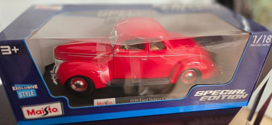 Maisto Special Edition 1939 Ford Deluxe Coupe 1:18 Diecast Car Red