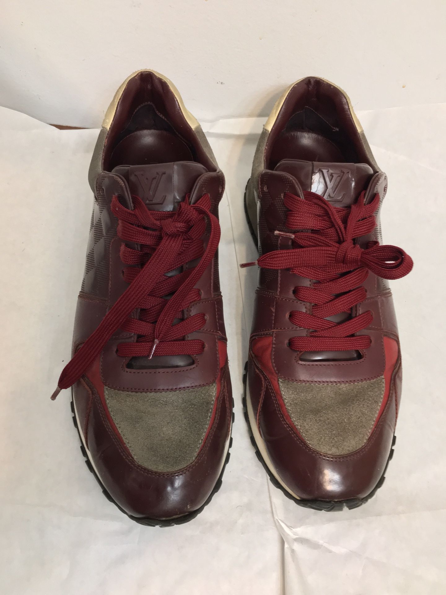 Louis Vuitton GO 0144-9 Run Away Leathers Sneakers. Size 9.