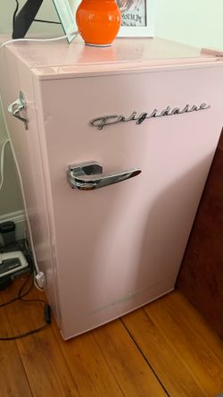 VINTAGE FRIGIDAIRE MINI FRIDGE FOR SALE!