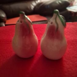 VINTAGE ANTIQUE CERAMIC SET OF PEAR 🍐 SALT & PEPPER SHAKERS *JAPAN*