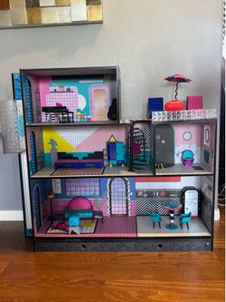 Dollhouse w Furniture & Rooftop Patio – Complete Set