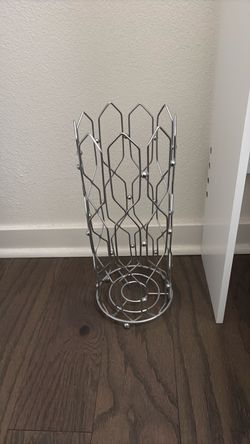 Toilet paper roll holder