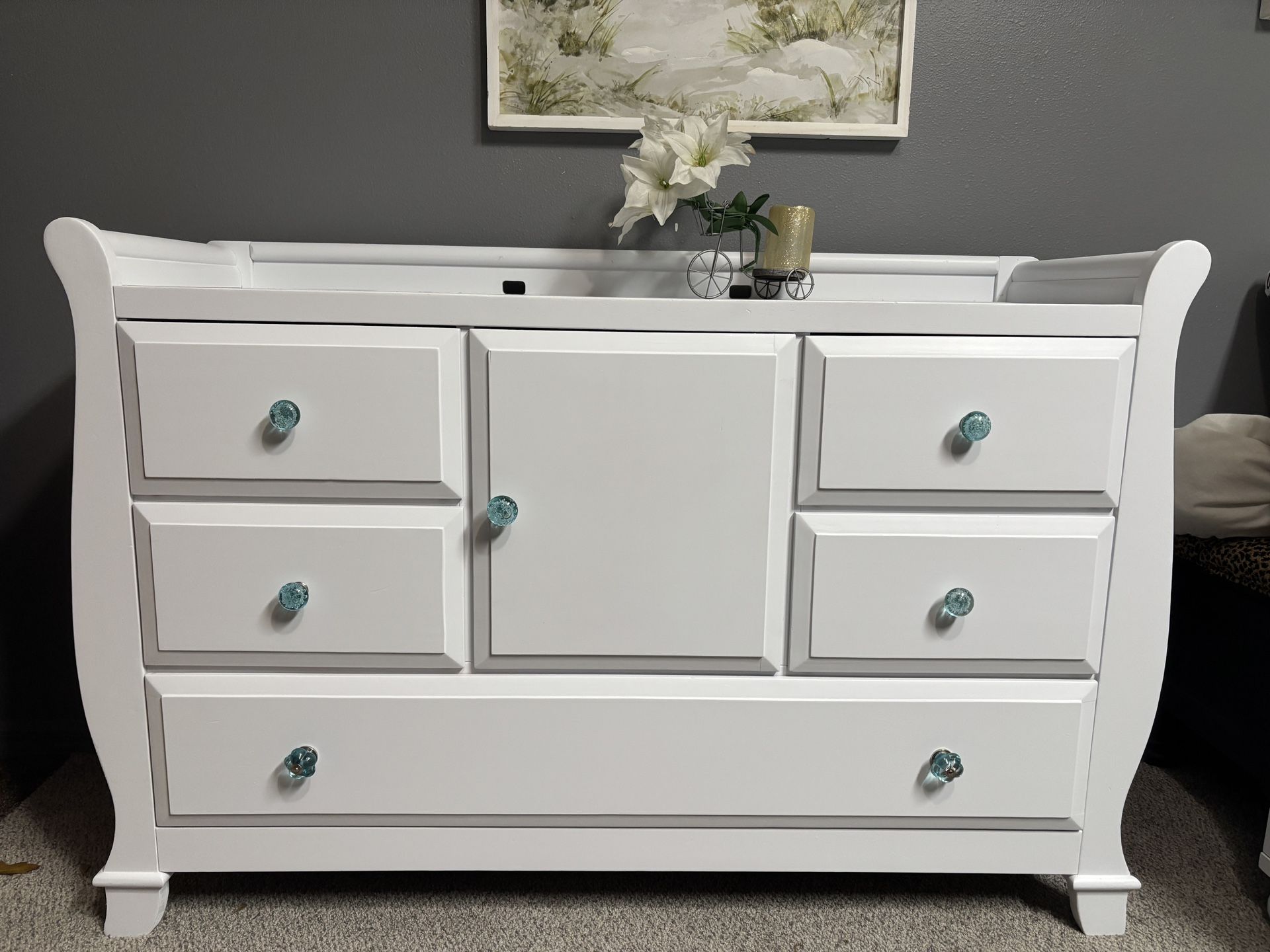 Beautiful Baby changer  like new  all wood  no scratches  Cleaned inside and out  55”34” 