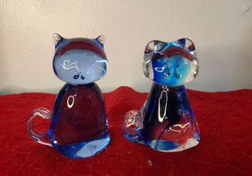 Vintage cobalt blue glass cat figurine, shelf decoration, retro decorative object, collectible colored glass