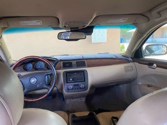 El carro trabaja bien el aire le sirve todo le funciona bien nomas la ventana del chofer no sirve