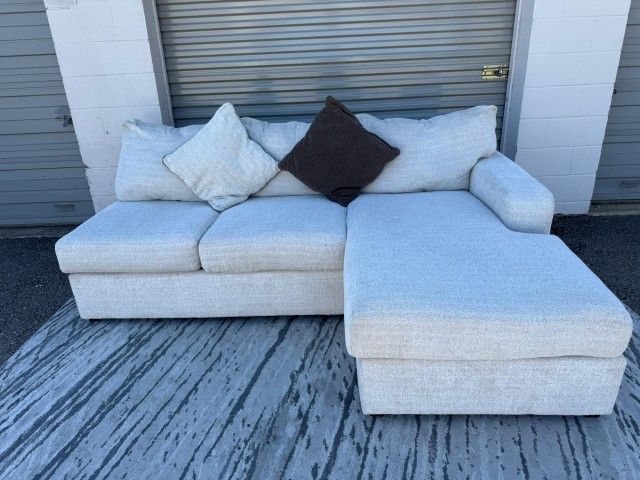 Comfy Light Grey  Sectional Sofa  With Reversible Chaise  🚚 Free Delivery ✅