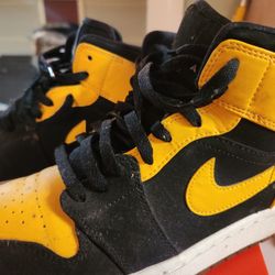 Suede Yellow And Black Jordan's  9/12