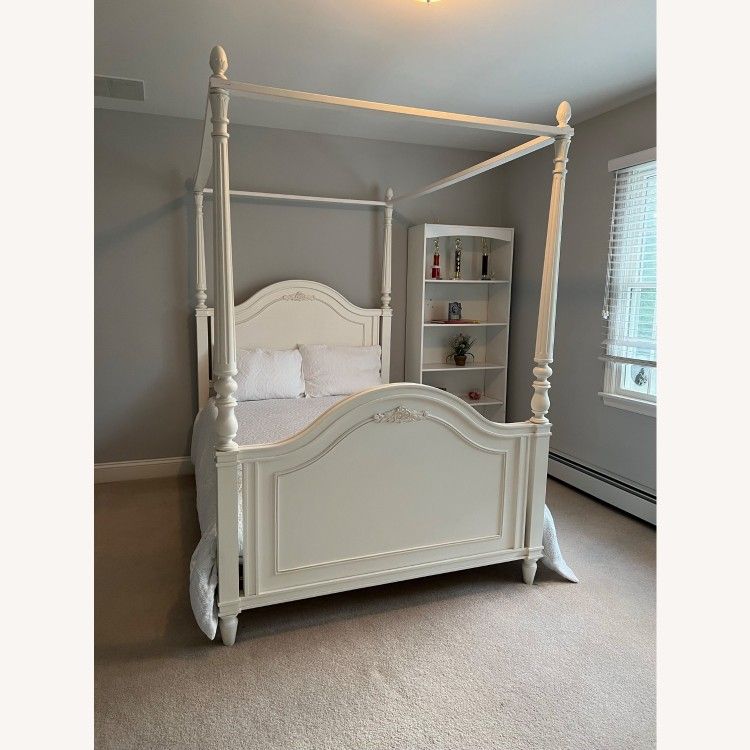 YoungAmerica Isabella/Ma Marie Double Poster Twin Bed; All Set Incudes Desk Night Stand And Drawers