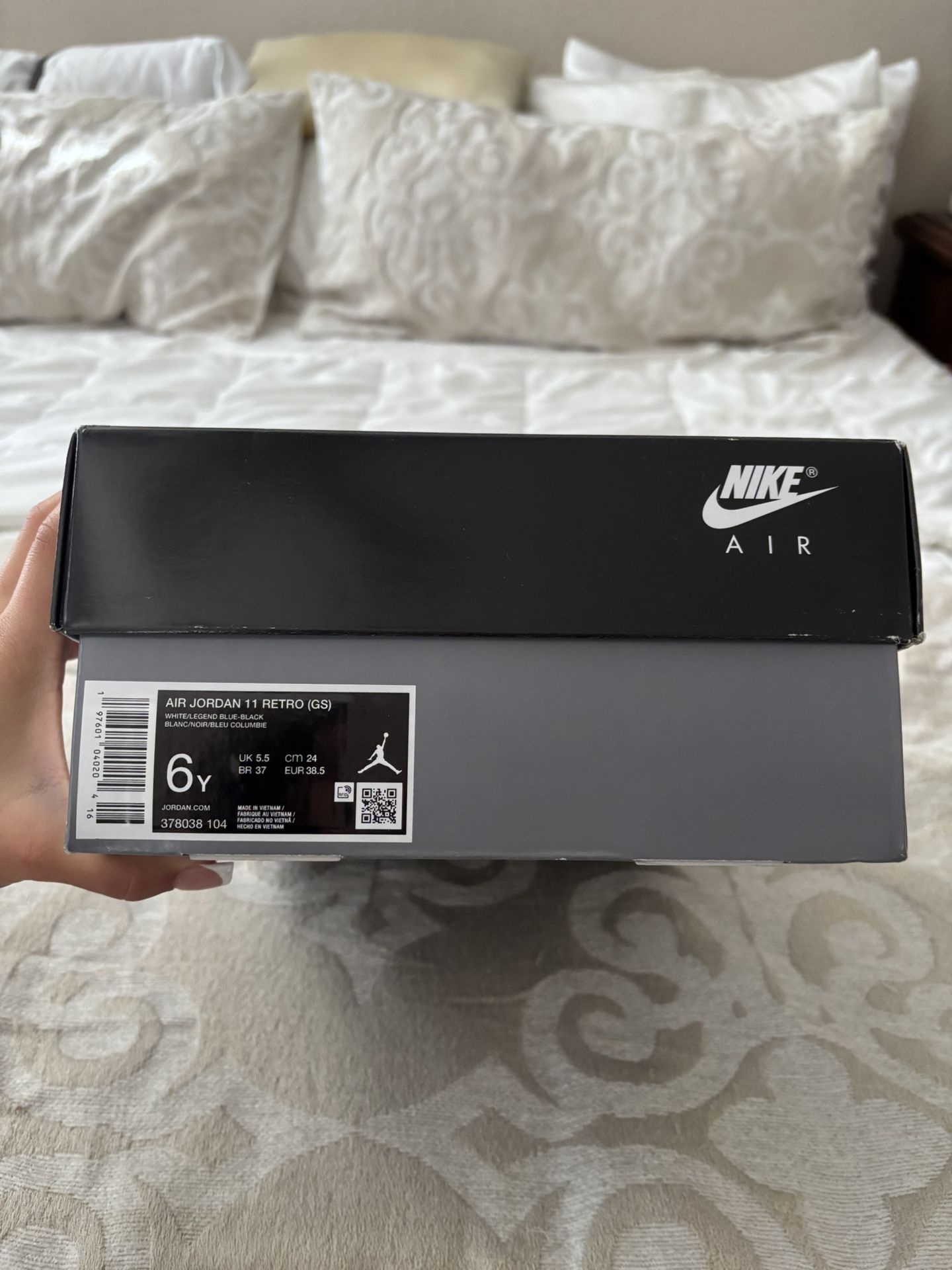 Used Jordan 11s Legend Blues ( Size 6y )