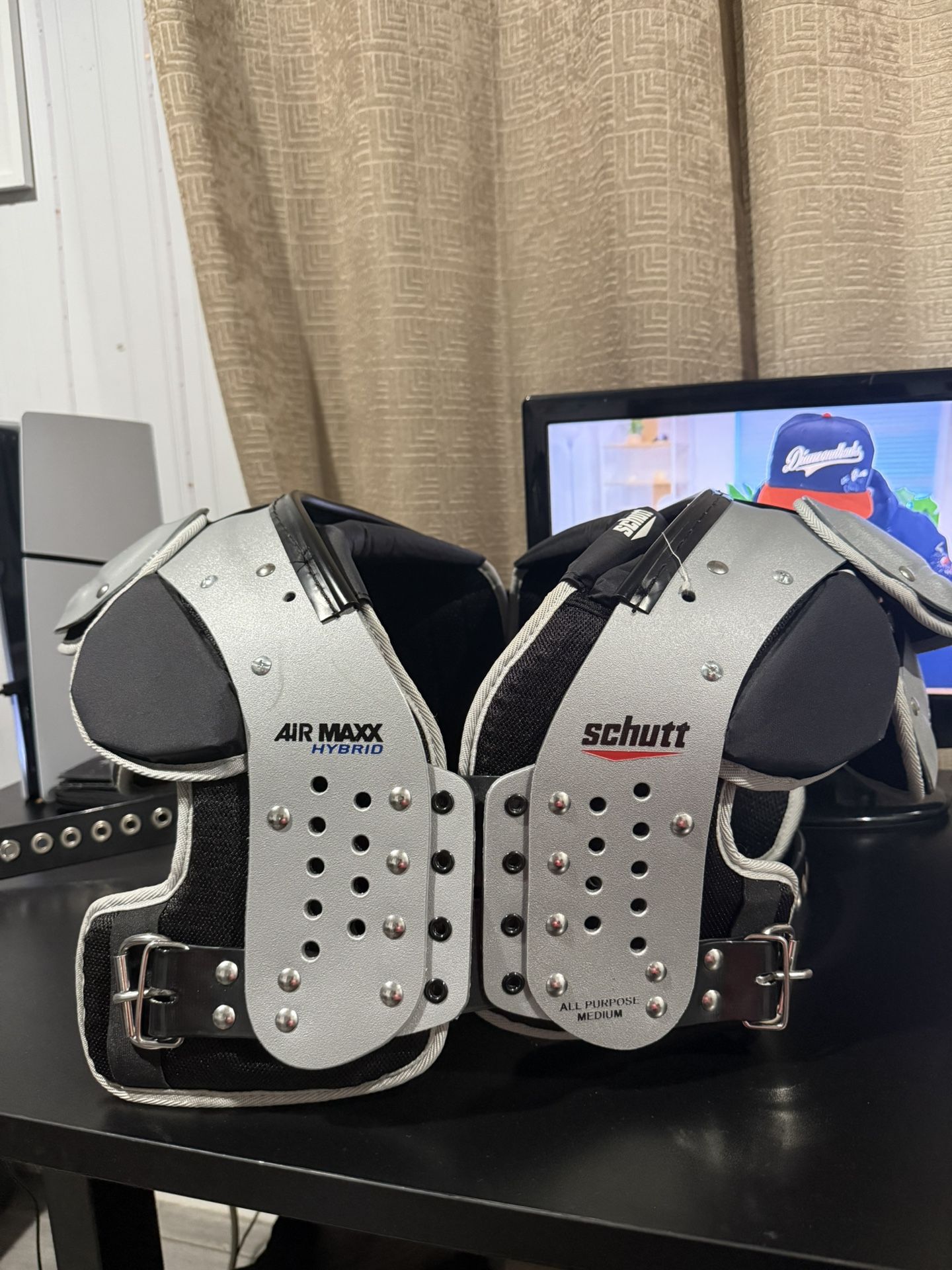 Schutt Varsity Air Maxx Hybrid Shoulder Pads (All Purpose, Medium)