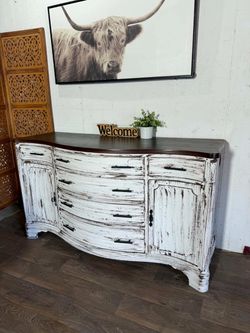 FARMHOUSE VINTAGE DRESSER GOOD CONDITION $180 DELIVERY AVAILABLE $20.