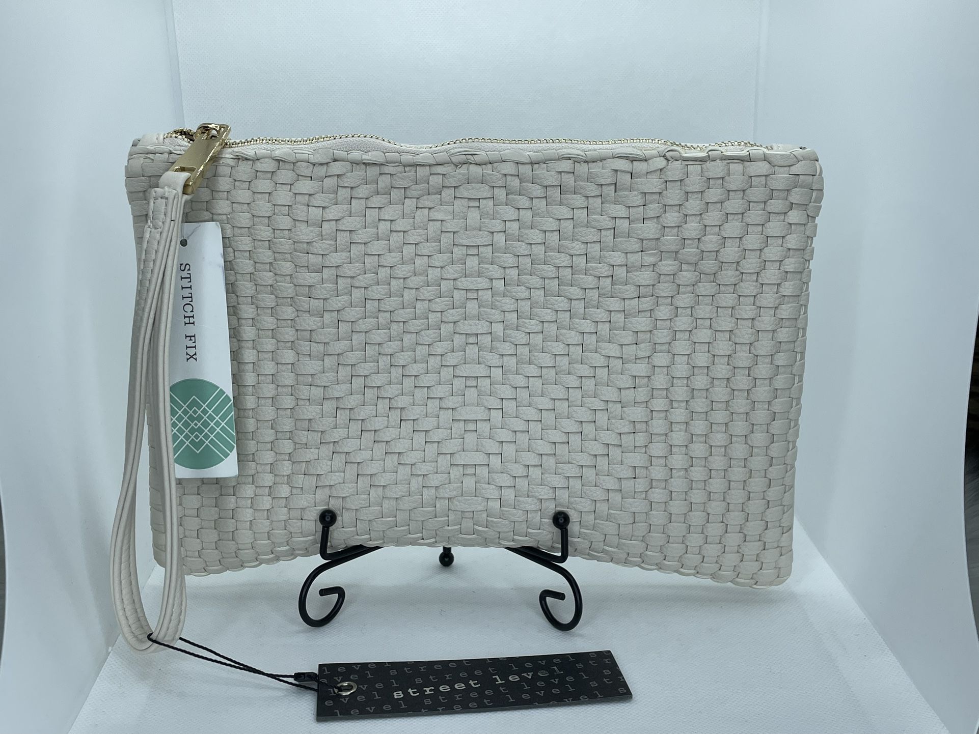 MT324-NWT Street Level Woven Wristlet Clutch