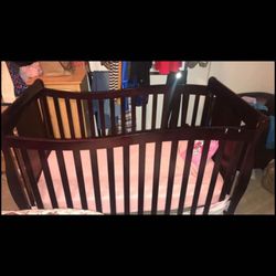 Baby crib/ Toddler Bed 
