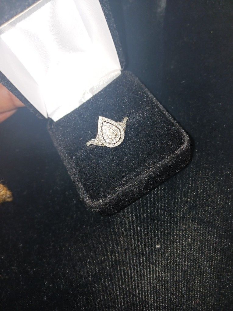 10 Kt White Gold Diamond Ring