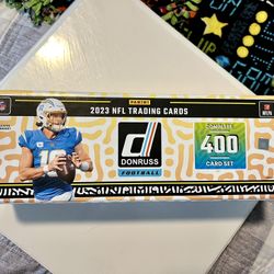 Box of 410 NFL Trading Cards 