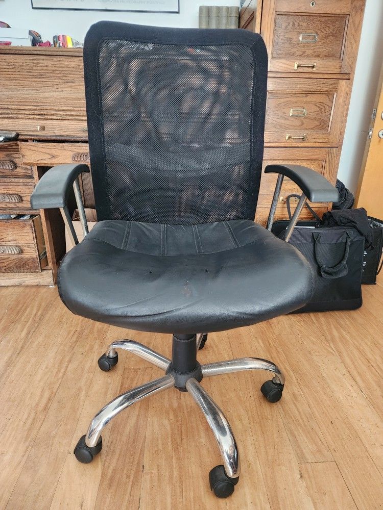 Black Rolling Desk Chair