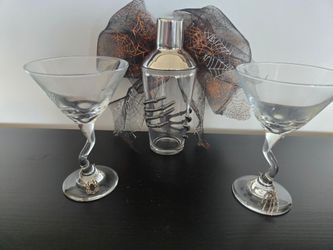 HALLOWEEN Martini Shaker with 2 Martini Glases with Halloween Glass Charms