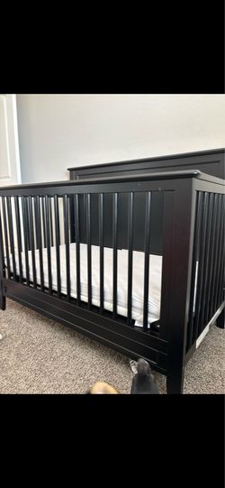 Black crib can transfer into toddler bed