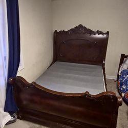 Gently Used Antique-Style Queen Bedroom Set – Solid Wood Bed, Dresser with Mirror, and a lamp table