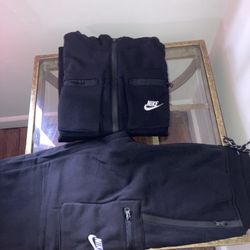 Mens Nike sweatsuits sizes s-xl $70 each hmu🔥🔥✅🚨💯‼️