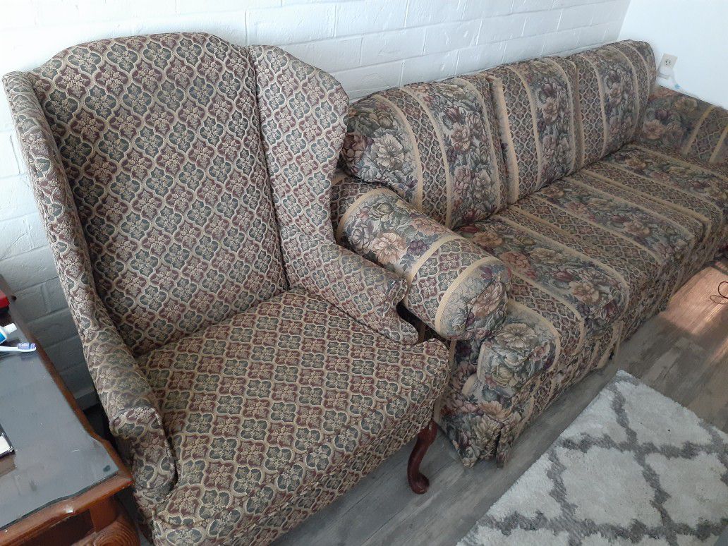 Couch and 2 chairs it's a vintage set in good condition very stable needs to be cleaned