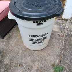 Brute Rubbermaid Feed Chicken Dog Catch Food Storage Container