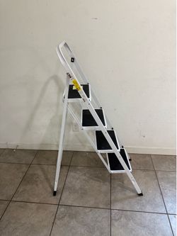 4 Step heavy duty ladder. - L31