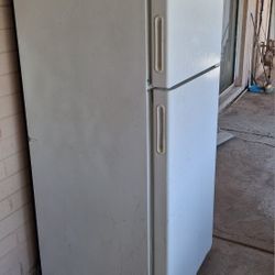 Great Deal!. Refrigerator in excellent condition
