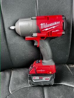 Milwaukee M18 FUEL ONE-KEY 18V Lithium-Ion Brushless Cordless 1/2 in. Impact Wrench with Friction Ring witn 4.0ah battery