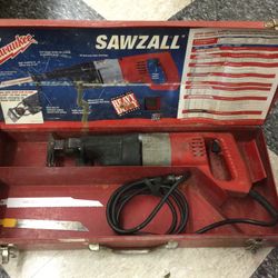 Milwaukee Heavy Duty Sawzall / Reciprocating Saw With Case And Blades