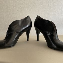 Cute Calvin Klein Booties (black, size 7)