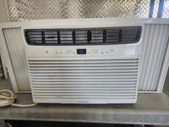 LIKE NEW 12,000 BTU AIR CONDITIONER AC