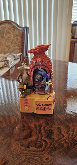 PEZ Wile E. Coyote & Road Runner Candy Dispenser Battery Powered Looney Tunes Warner Brothers / Collectible / Memorabilia / Toy / Figure / Vintage