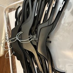 Plastic Hangers (25 Pieces)