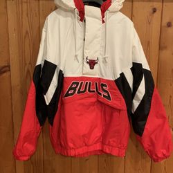 CHICAGO BULLS STARTER JACKET SIZE LARGE. 